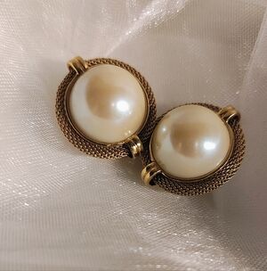 NIB Premier Designs Classic Gold Pearl Clip On Earrings